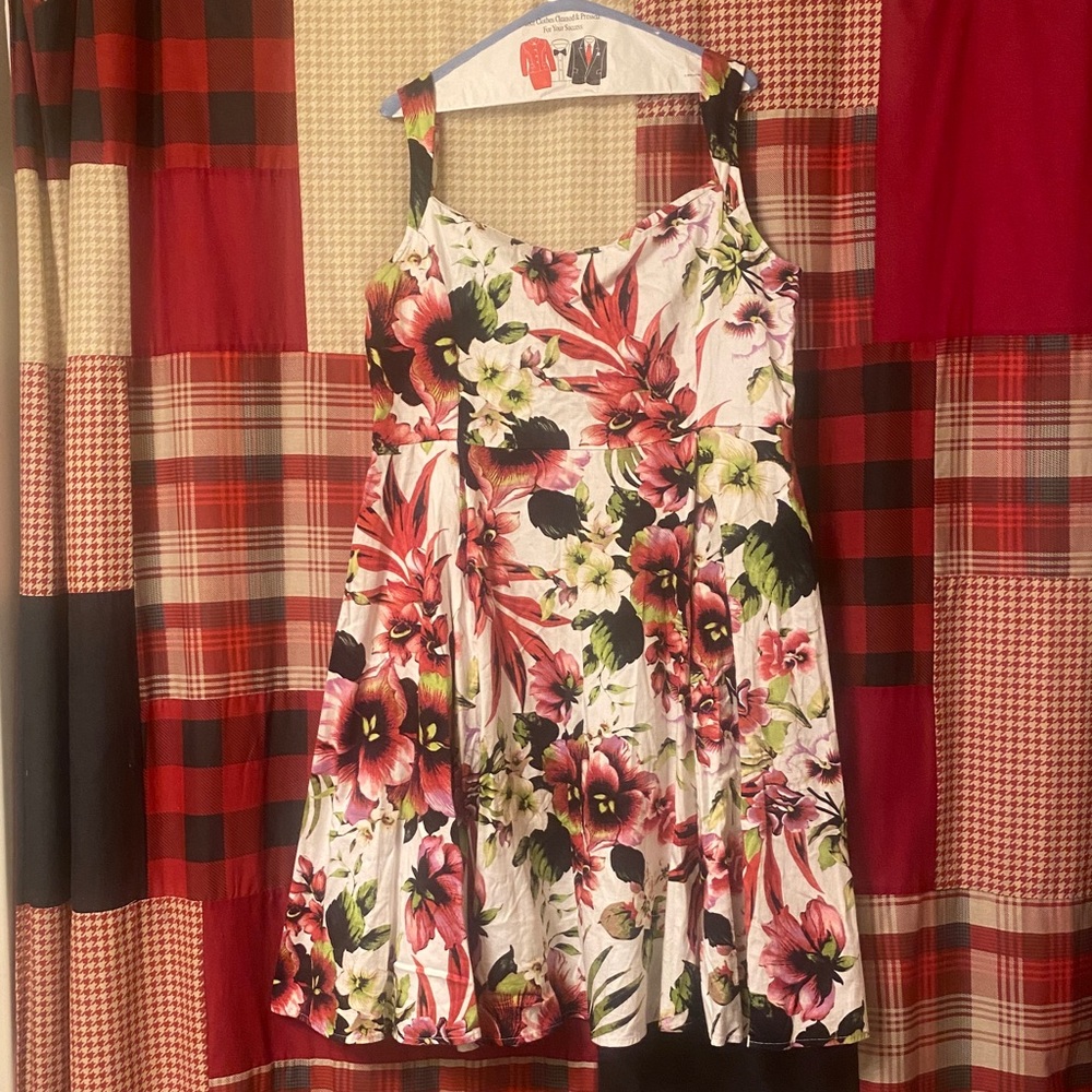 Hearts & Roses Princess Lily Dress in pink Hawaiian hibiscus - Picture 5 of 6